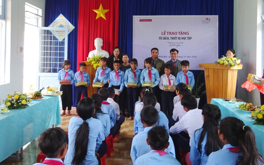 Agribank Kon Tum trao tặng máy vi tính, thiết bị học tập