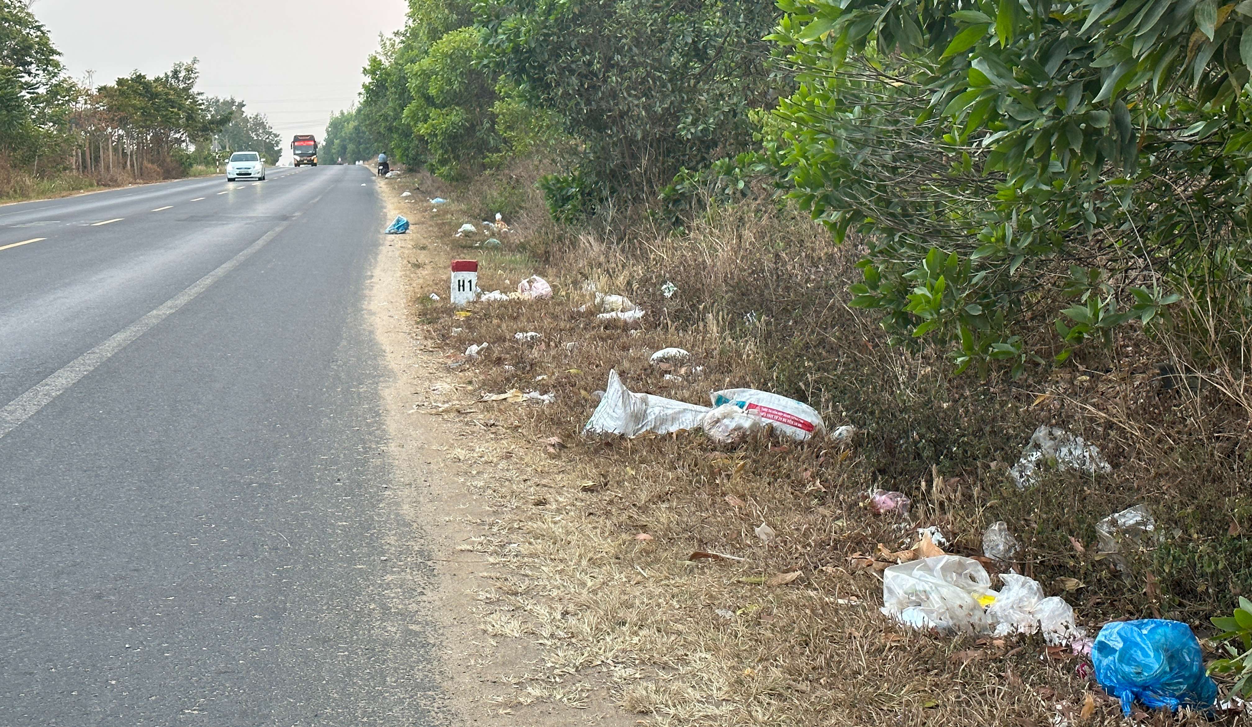 Cần xử lý tình trạng vứt rác bừa bãi trên Quốc lộ 14