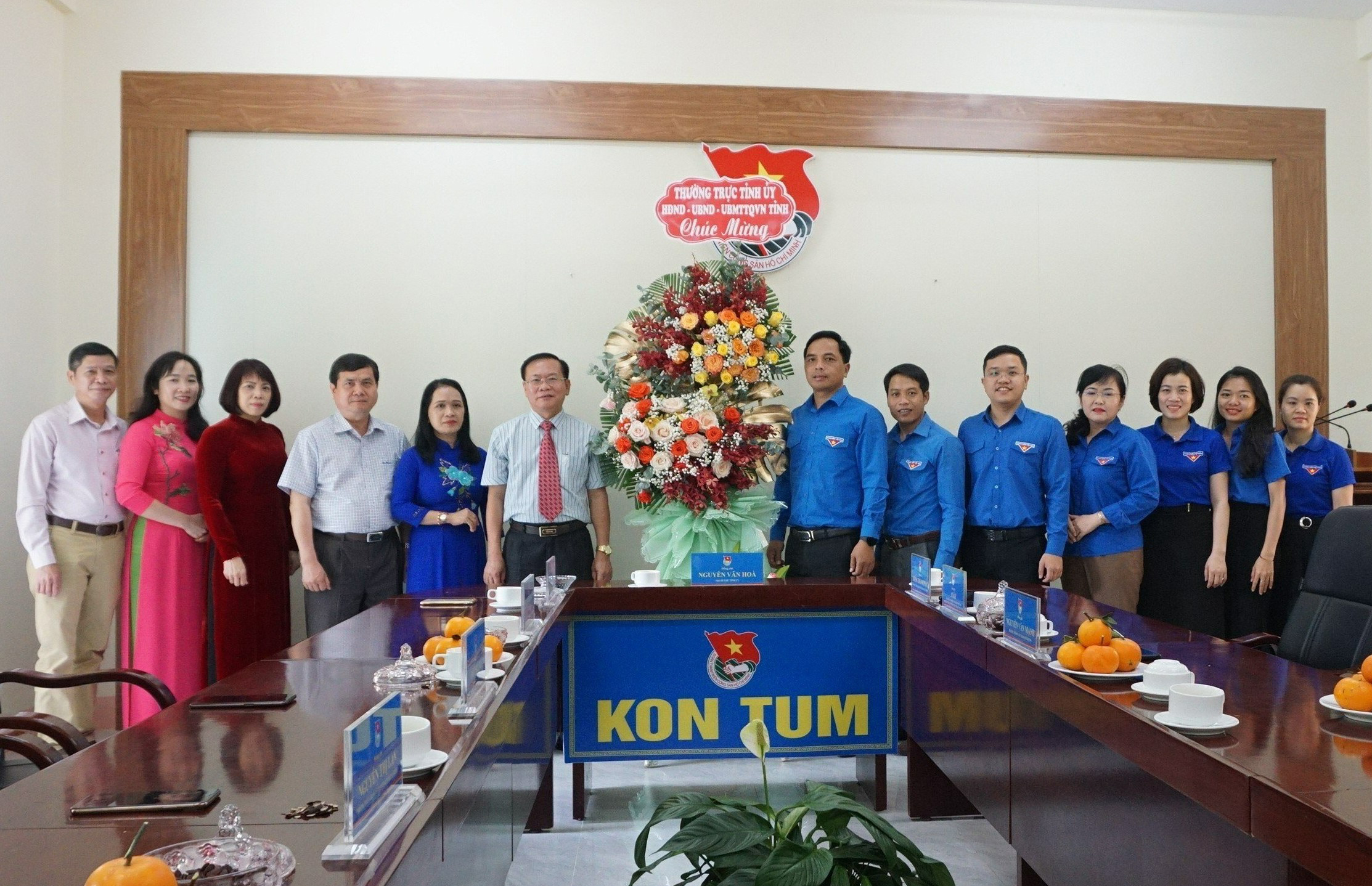 Phó Bí thư Tỉnh ủy Nguyễn Văn Hòa thăm, tặng hoa Tỉnh đoàn