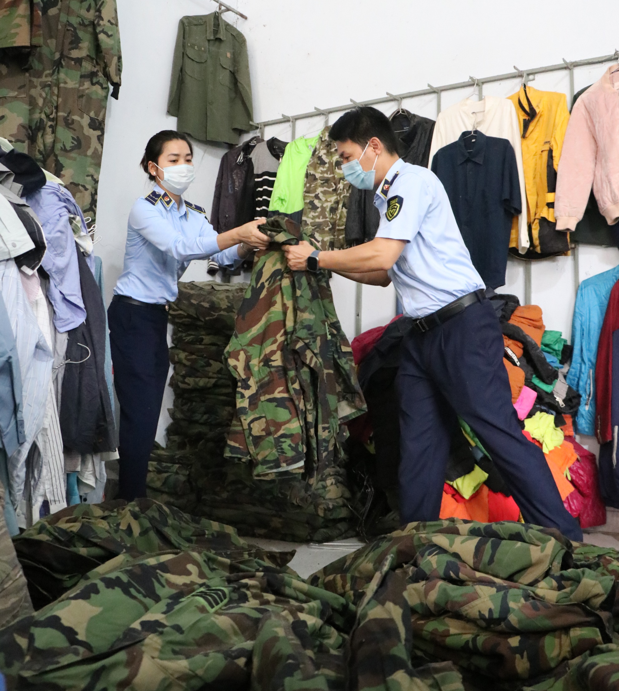 Đăk Hà: Phát hiện 1.000 bộ quần áo rằn ri không có chứng từ
