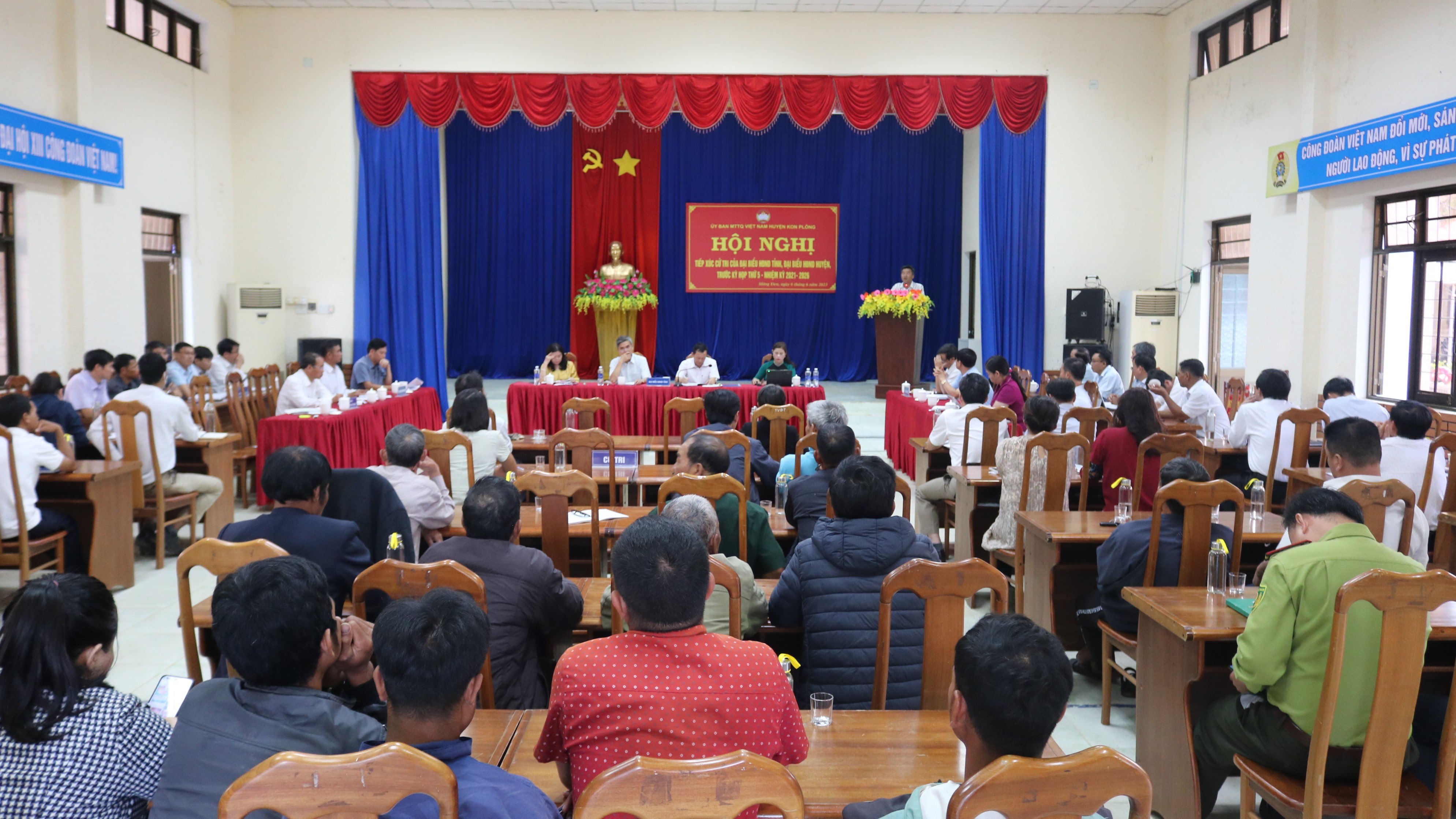 Bí thư Tỉnh uỷ Dương Văn Trang và Tổ đại biểu HĐND tỉnh tiếp xúc cử tri thị trấn Măng Đen