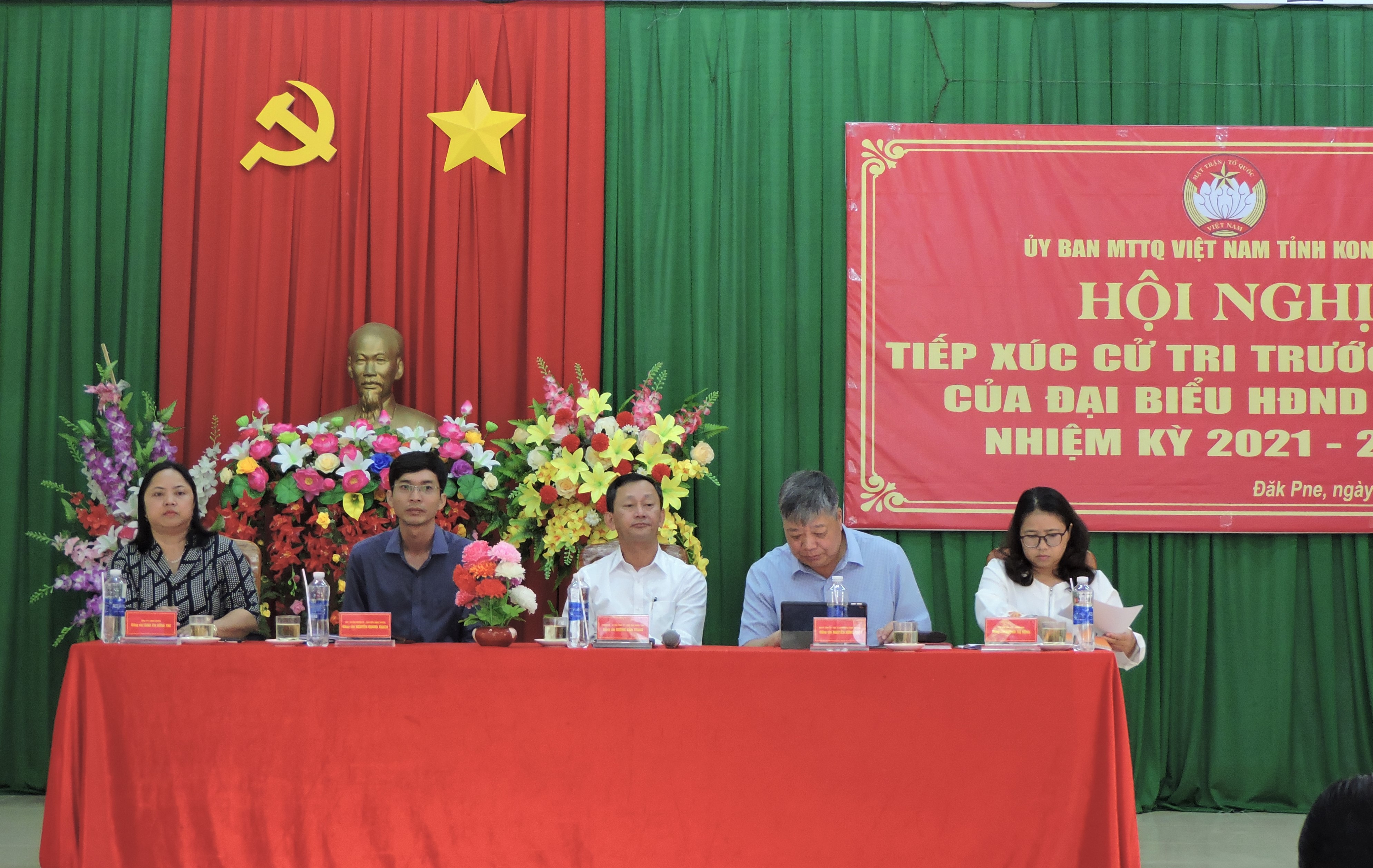 Bí thư Tỉnh ủy Dương Văn Trang tiếp xúc cử tri huyện Kon Rẫy