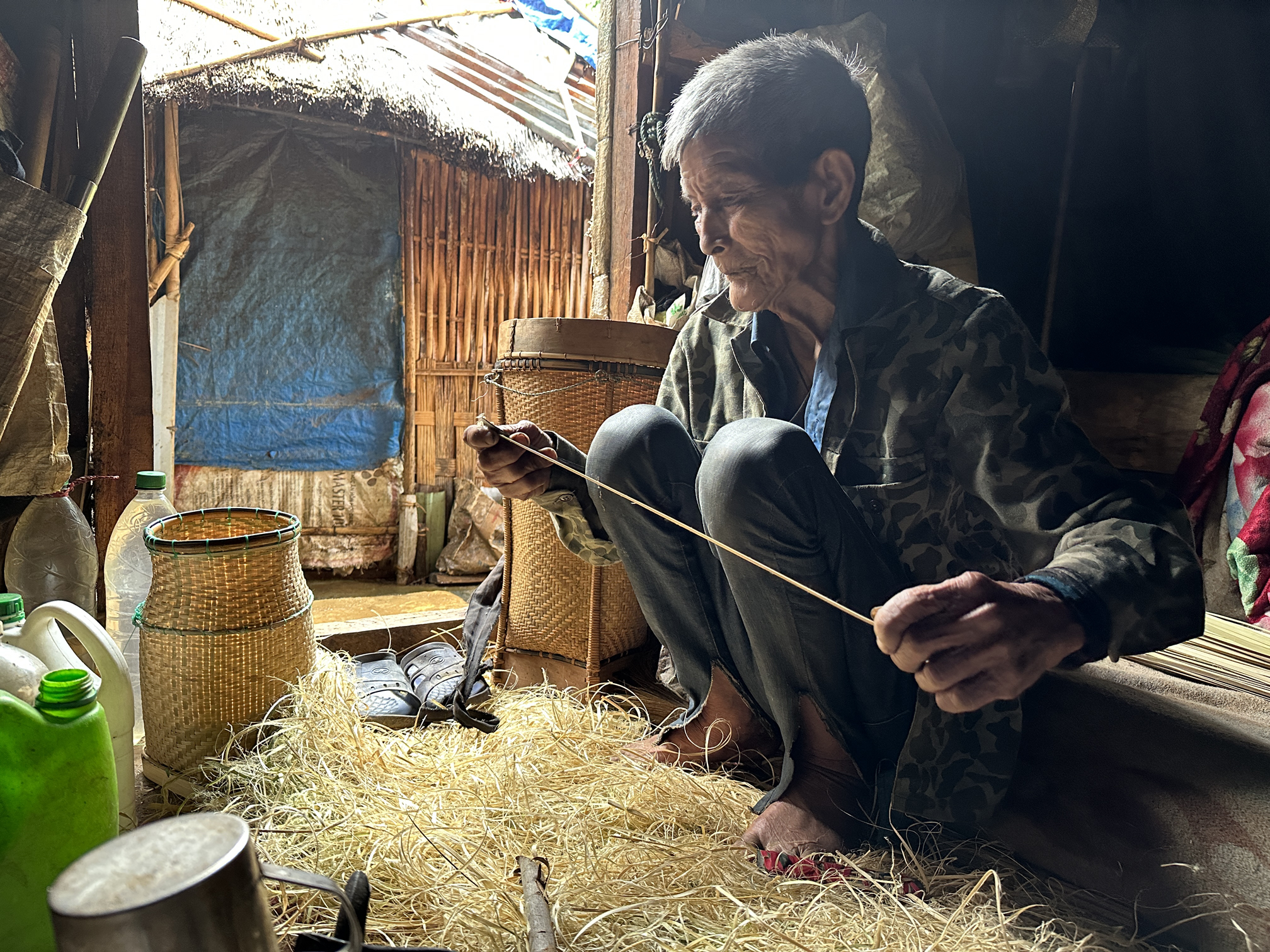 Người giữ nghề đan ở làng Lê Văng