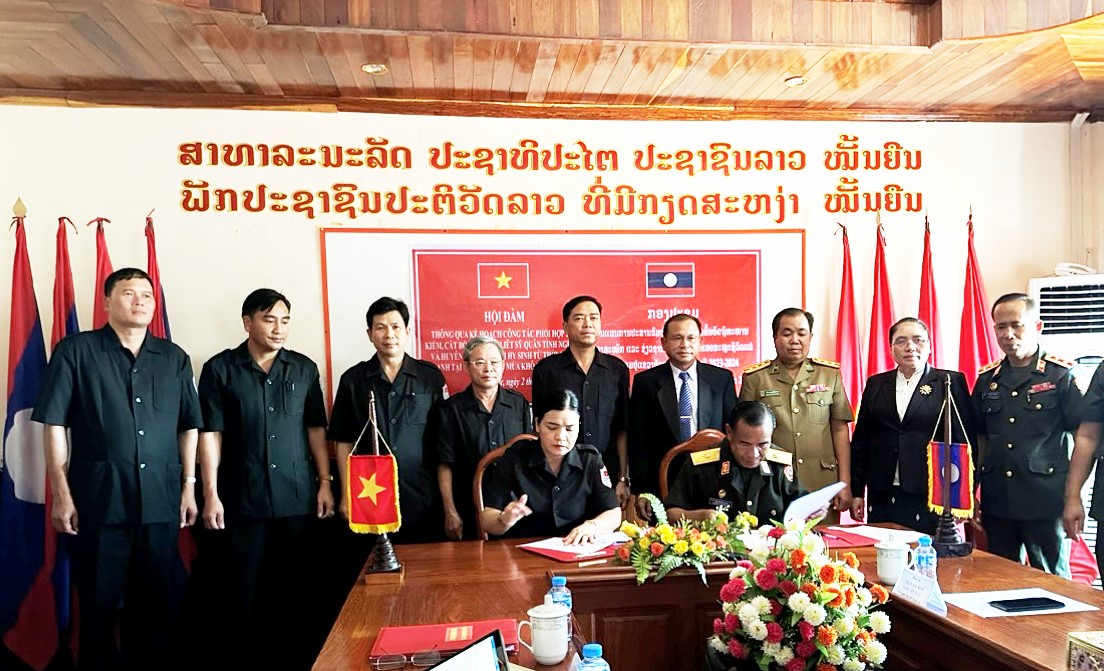 Ban Chuyên trách tỉnh hội đàm với Ban Công tác đặc biệt tỉnh Attapư (Lào)