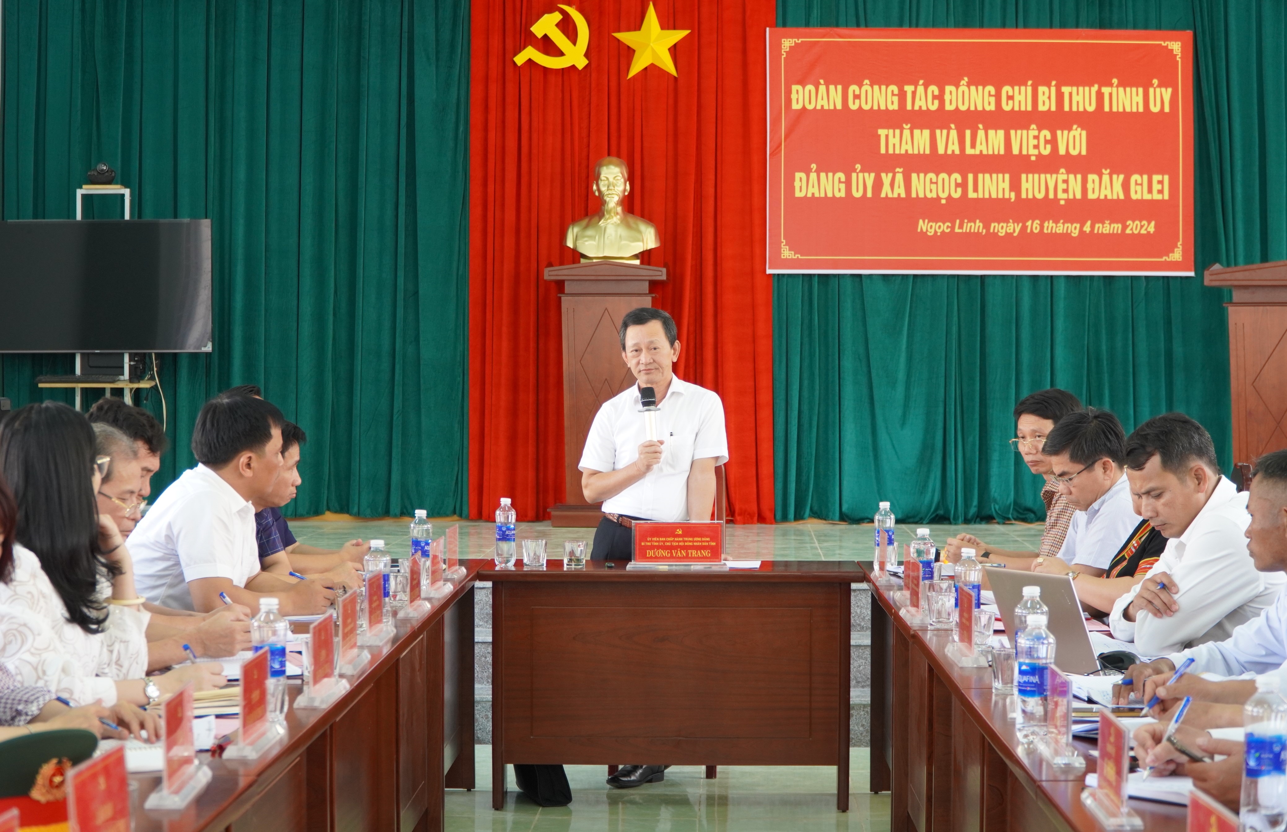 Bí thư Tỉnh ủy Dương Văn Trang làm việc tại xã Ngọc Linh