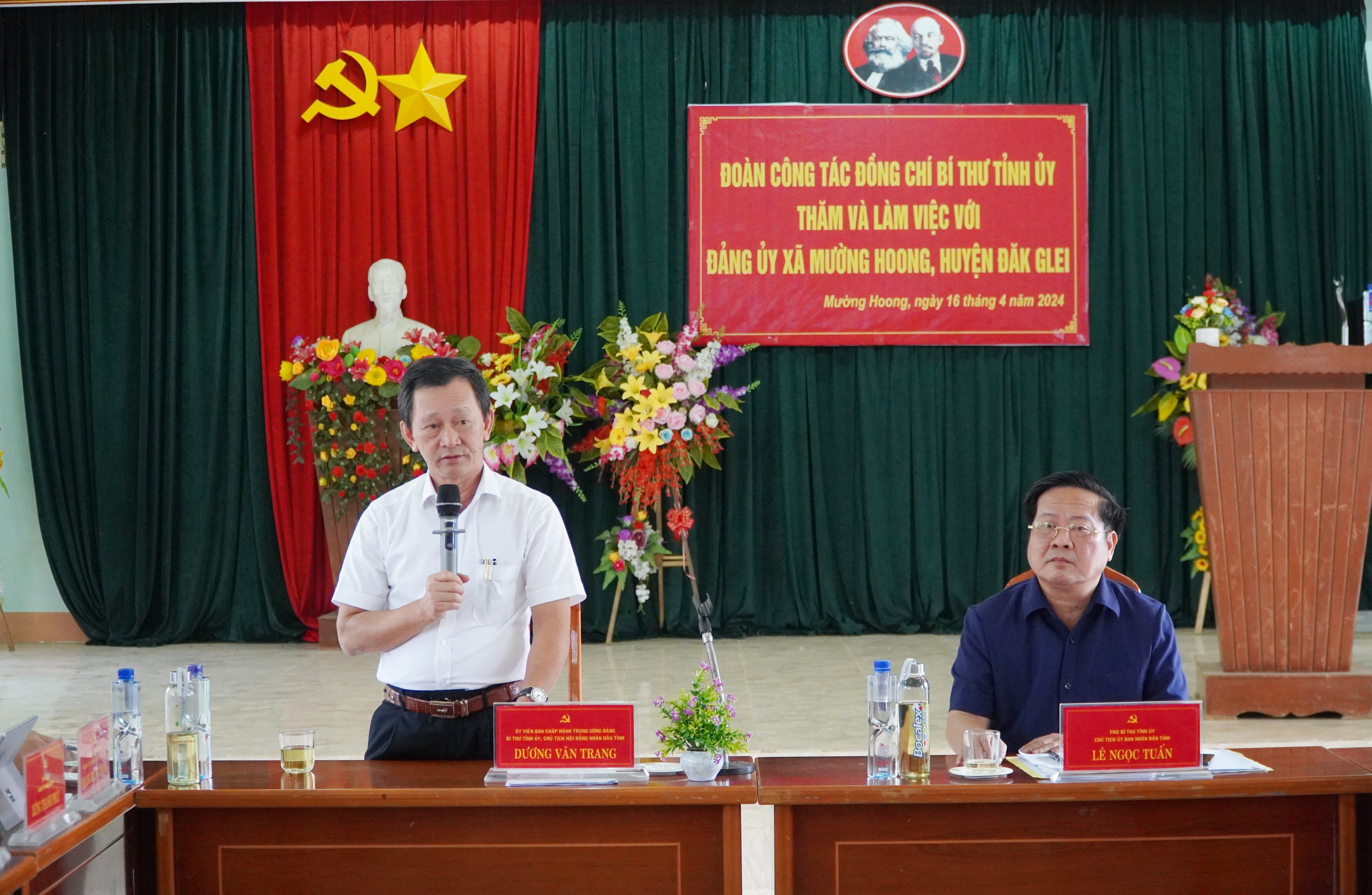 Bí thư Tỉnh ủy Dương Văn Trang làm việc tại xã Mường Hoong