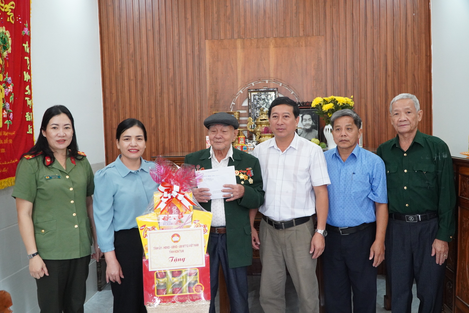 Thăm, tặng quà chiến sĩ Điện Biên tại huyện Đăk Tô và Ngọc Hồi