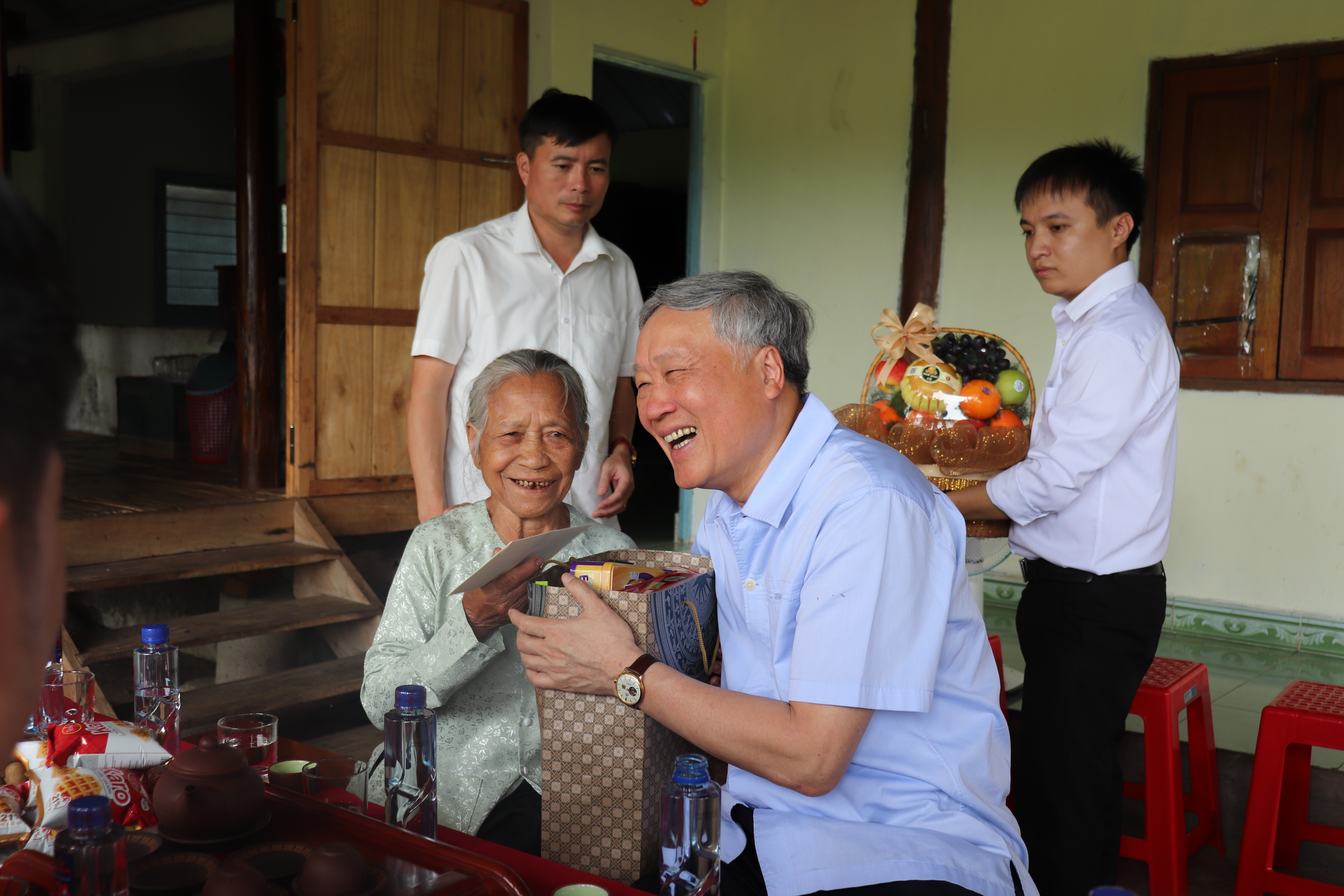 Đồng chí Nguyễn Hòa Bình – Ủy viên Bộ Chính trị, Bí thư Trung ương Đảng thăm, tặng quà tại Kon Rẫy