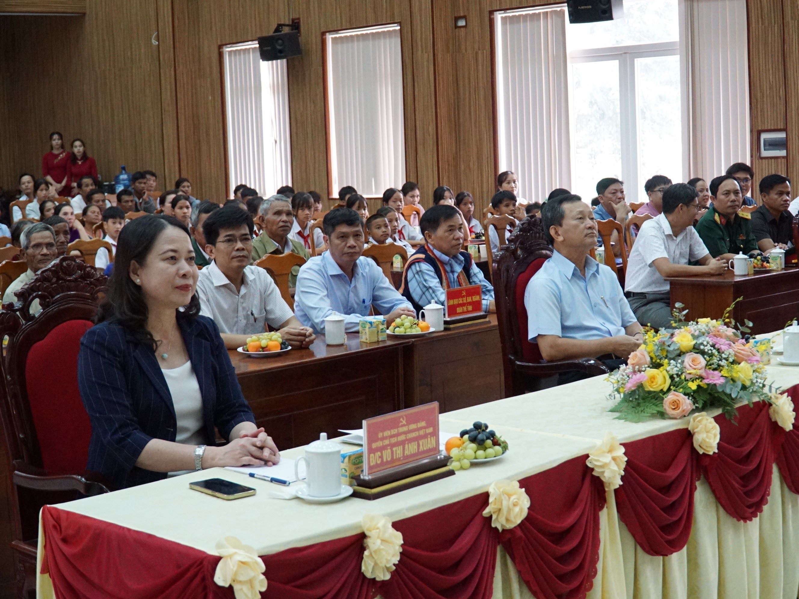 Quyền Chủ tịch nước Võ Thị Ánh Xuân thăm, tặng quà tại huyện Kon Rẫy