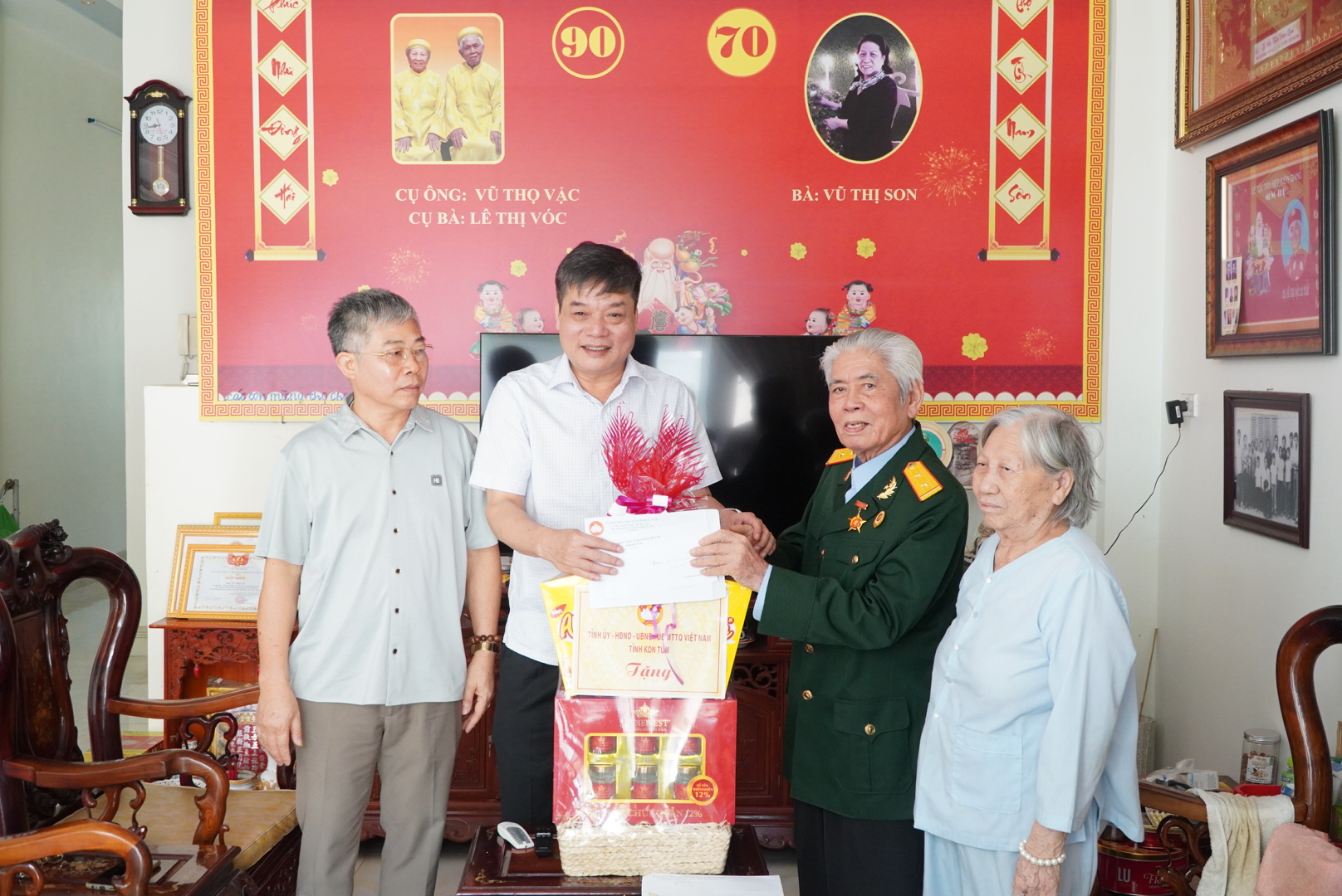 Thăm, tặng quà chiến sĩ Điện Biên tại thành phố Kon Tum