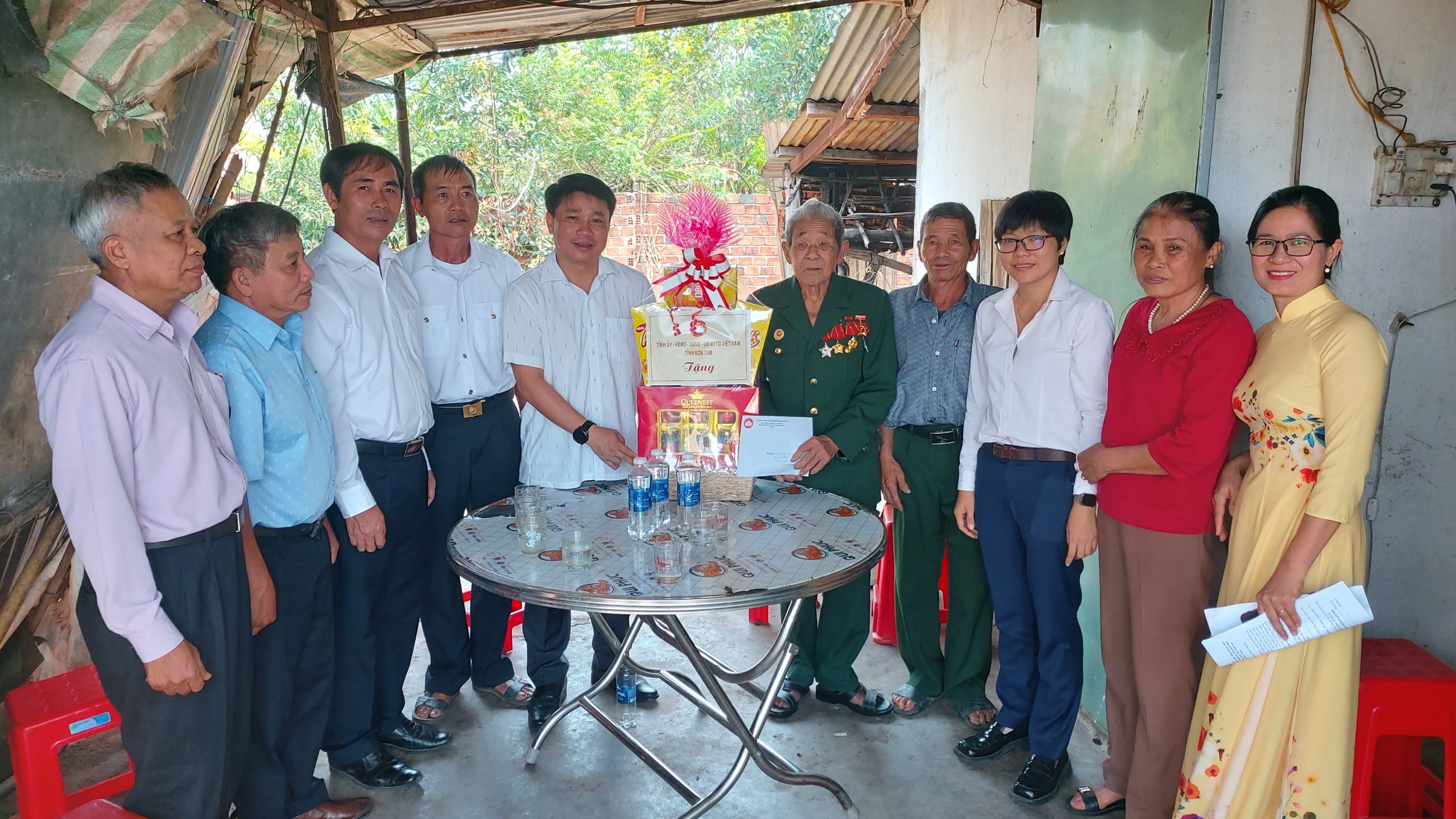 Thăm, tặng quà chiến sĩ Điện Biên tại huyện Đăk Hà và Kon Plông