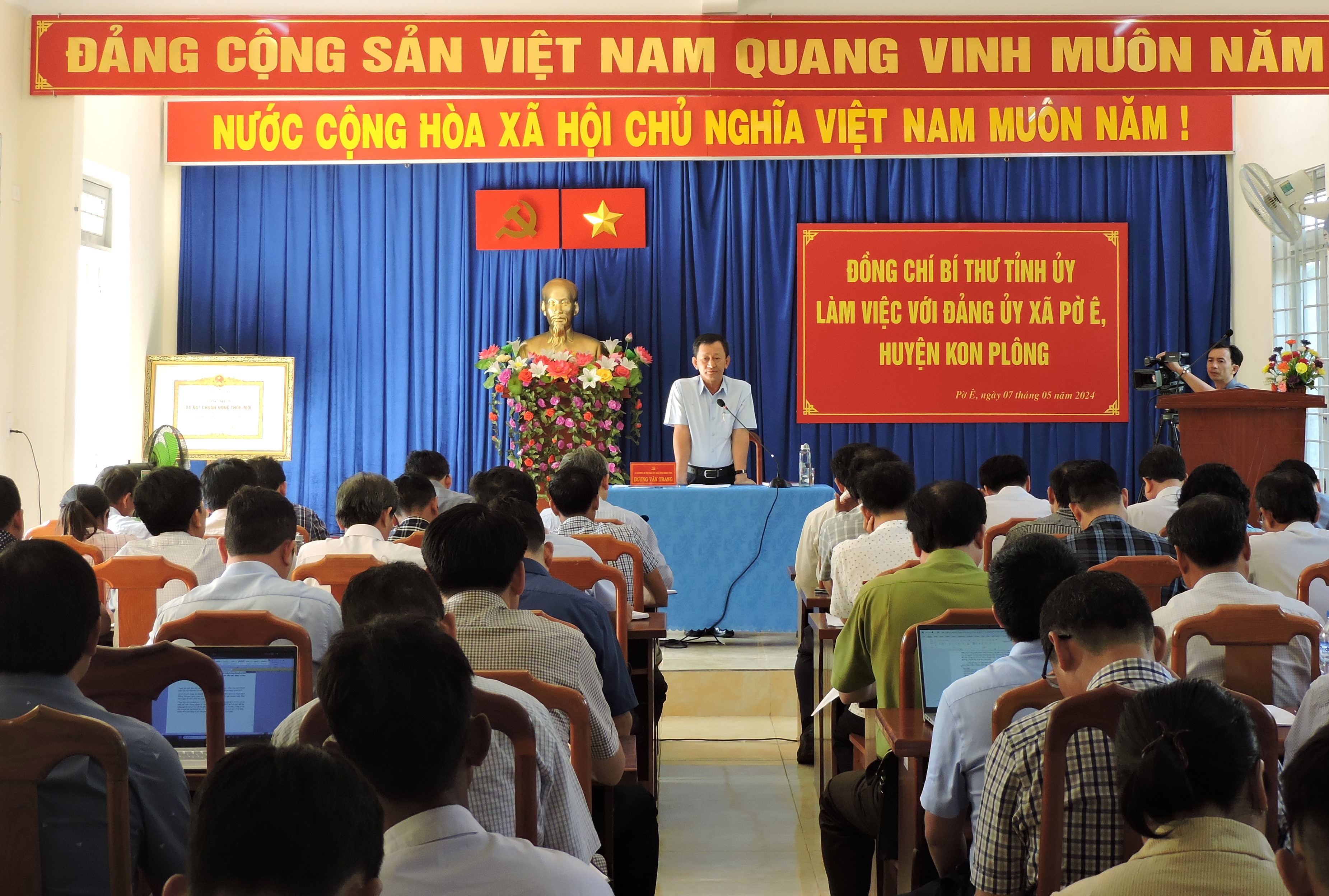 Bí thư Tỉnh ủy Dương Văn Trang làm việc với Đảng ủy xã Pờ Ê