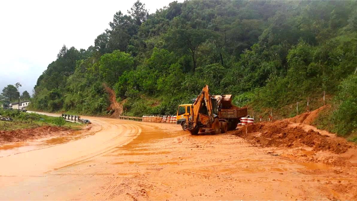 Xuất hiện điểm sạt lở ta luy trên đường Hồ Chí Minh