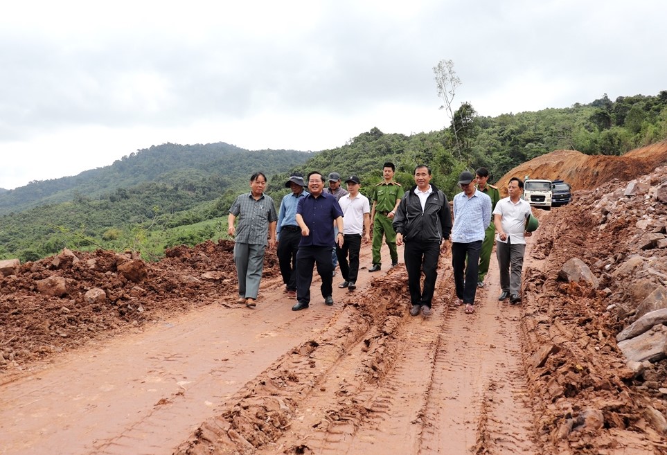 Chủ tịch UBND tỉnh Lê Ngọc Tuấn kiểm tra tiến độ thi công đường giao thông tại xã Đăk Pne