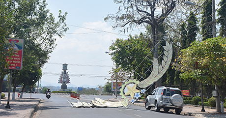 Thành phố Kon Tum: Tấm hoa văn trang trí đường phố bỗng dưng rơi ...