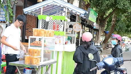 Kinh doanh thức ăn vặt, trà sữa vỉa hè ở thành phố Kon Tum: Chưa được quản lý, kiểm soát nghiêm