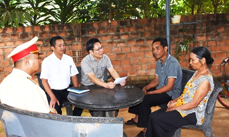 Thăm hỏi thân nhân gia đình có người tử vong do TNGT tại thành phố Kon Tum và huyện Đăk Hà