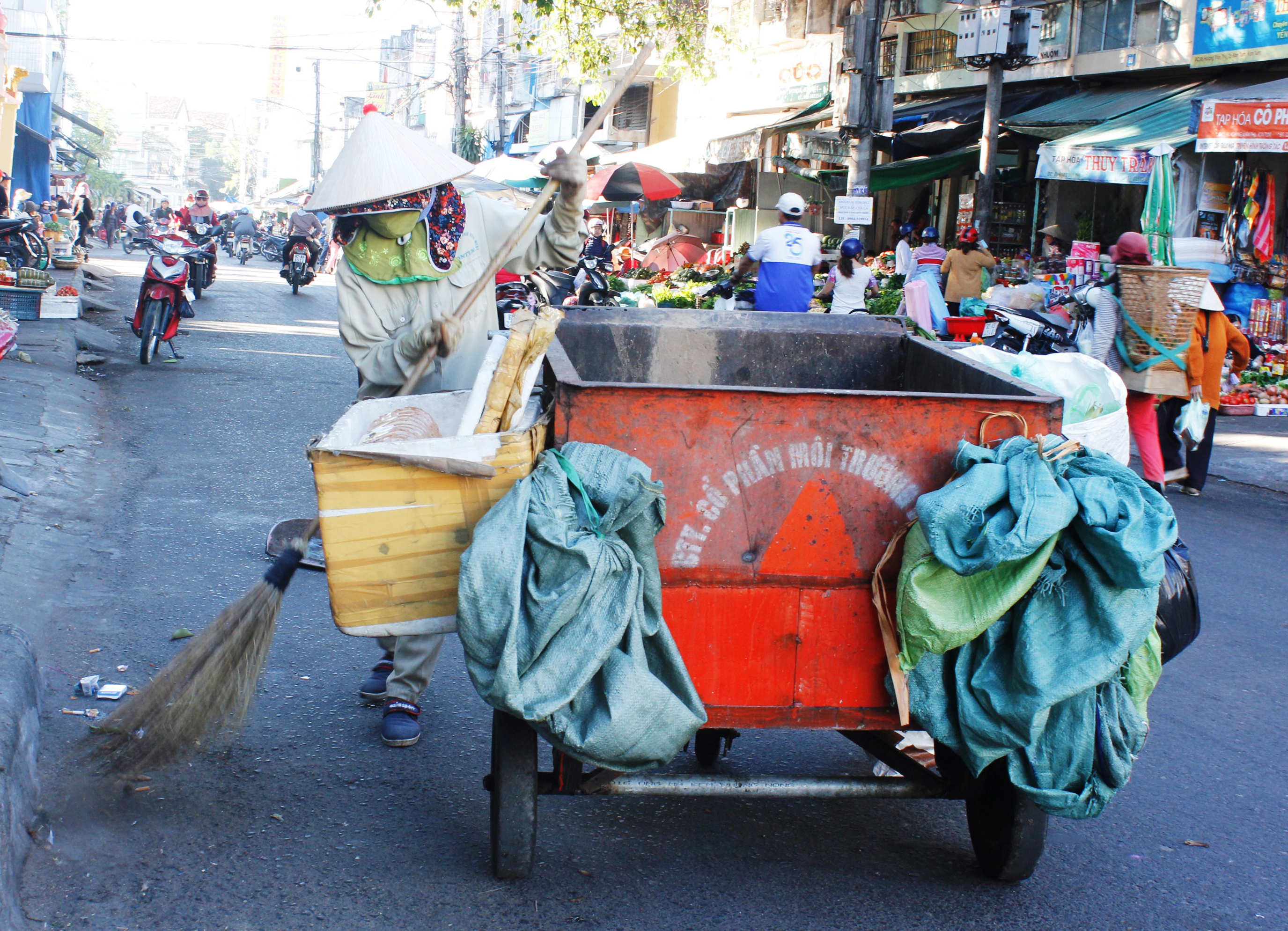 Hãy đến với hình ảnh về nghề quét rác, để cảm nhận sự khó khăn và nỗ lực của những người lao công để giữ cho đường phố luôn sạch sẽ, tạo nên một môi trường sống tốt đẹp hơn.