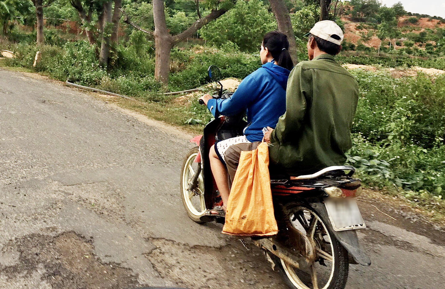 Vi phạm: Chúng ta hãy là những người tuân thủ nghiêm ngặt luật giao thông để bảo vệ an toàn cho bản thân và những người xung quanh. Tuy nhiên, cũng đừng quên rằng có nhiều hình ảnh hài hước về các cảnh vi phạm giao thông sẽ khiến bạn không thể kìm lòng cười.