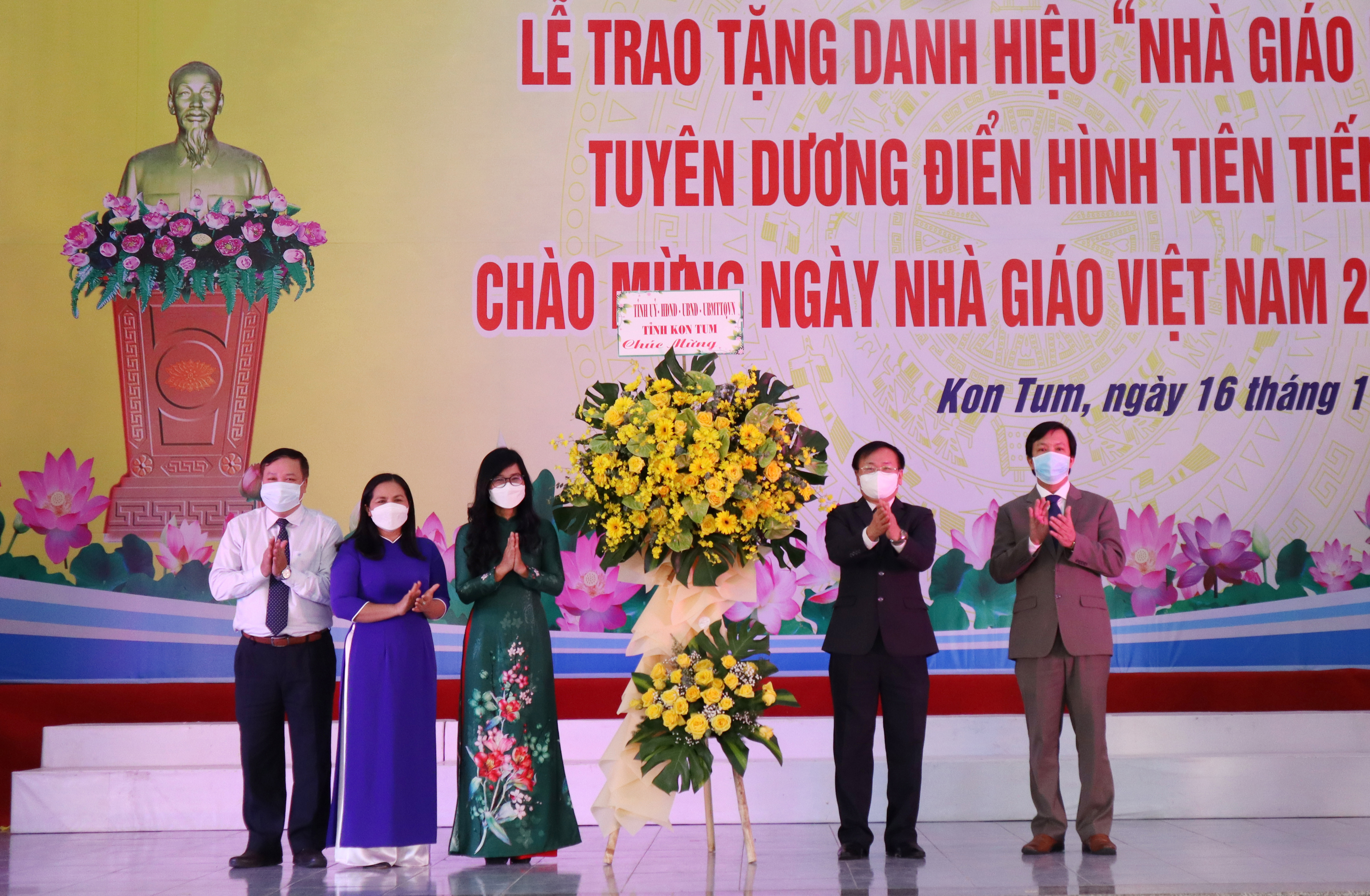 Chúc mừng ngày nhà giáo Việt Nam! Hãy cùng xem hình ảnh về những người thầy, người truyền đạt kiến thức và cách sống đúng đắn cho các thế hệ trẻ. Những hình ảnh này sẽ là nguồn động lực và truyền cảm hứng tuyệt vời cho bạn.
