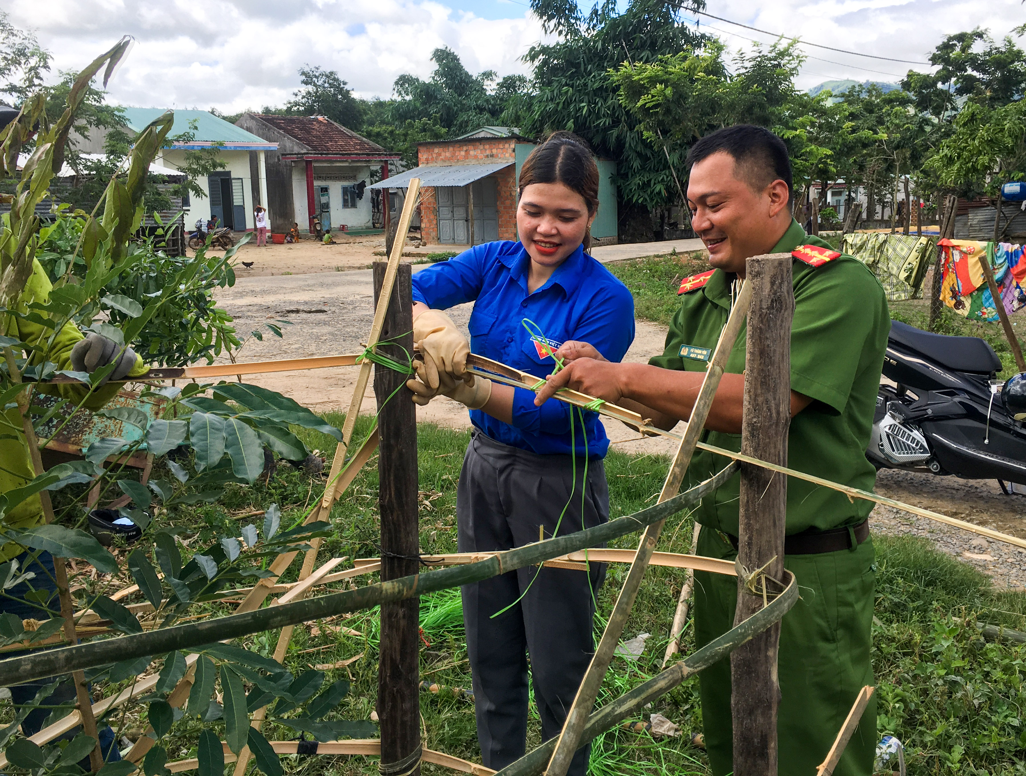 Đoàn thanh niên ra quân trồng cây xanh tại xã Sa Sơn