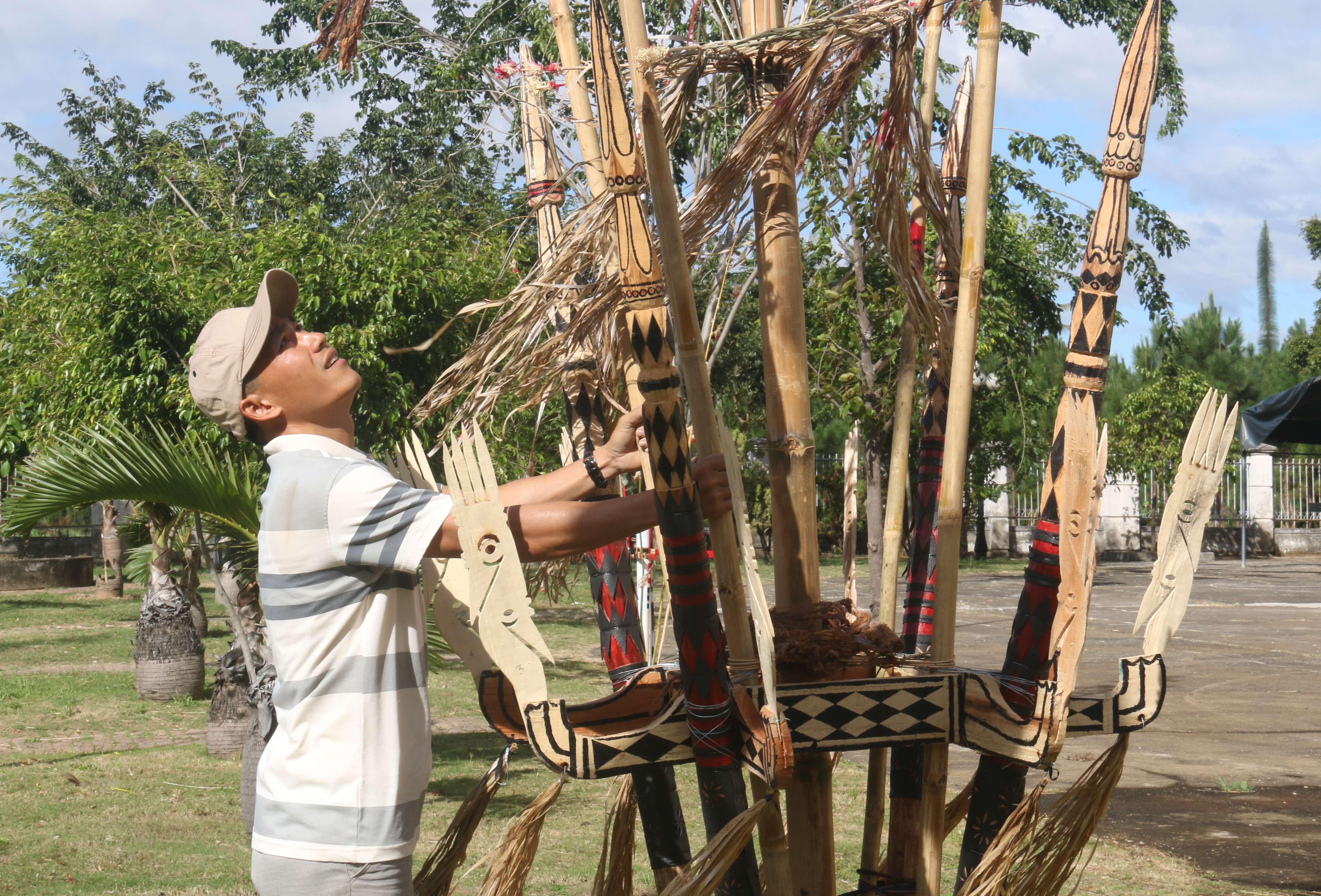 Hít thở không khí trong lành của hình ảnh cây nêu trù phú, mang đến cho bạn những giây phút bình yên, thư thái và nguồn năng lượng tích cực.