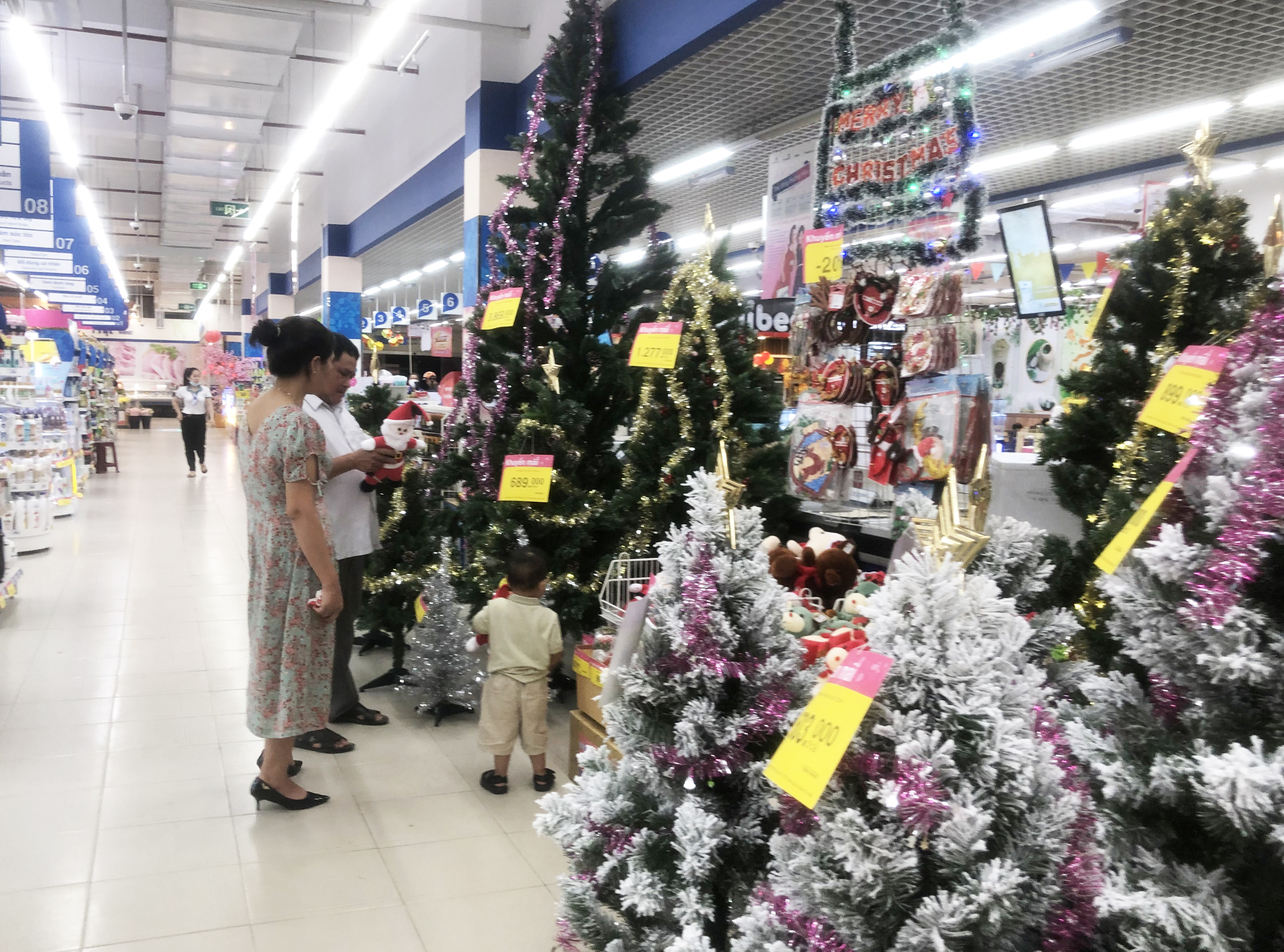 Hàng Việt phục vụ mùa Giáng sinh chiếm lĩnh thị trường